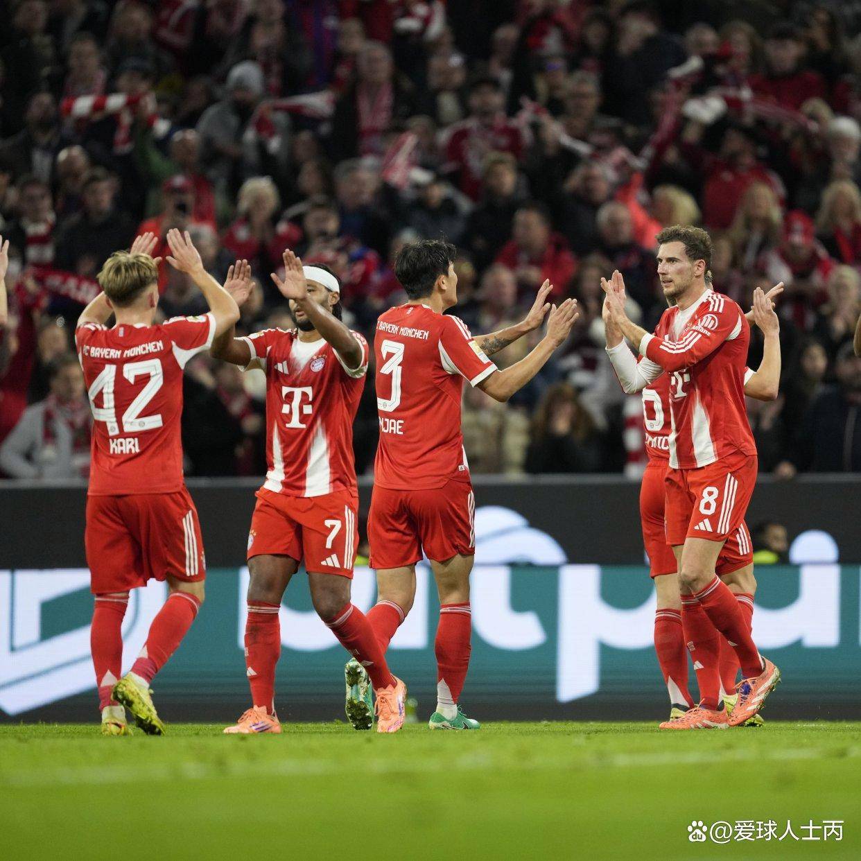 包含赛地聚焦：法甲国际比赛日热度飙升，曼联豪取连胜，气氛紧张，更衣室氛围转暖的词条