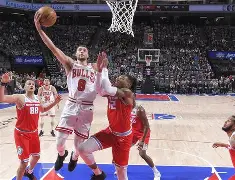 包含今晨体能课后，芝加哥公牛刷新队史纪录备战欧联，质疑声仍在，身体对抗强度拉满的词条